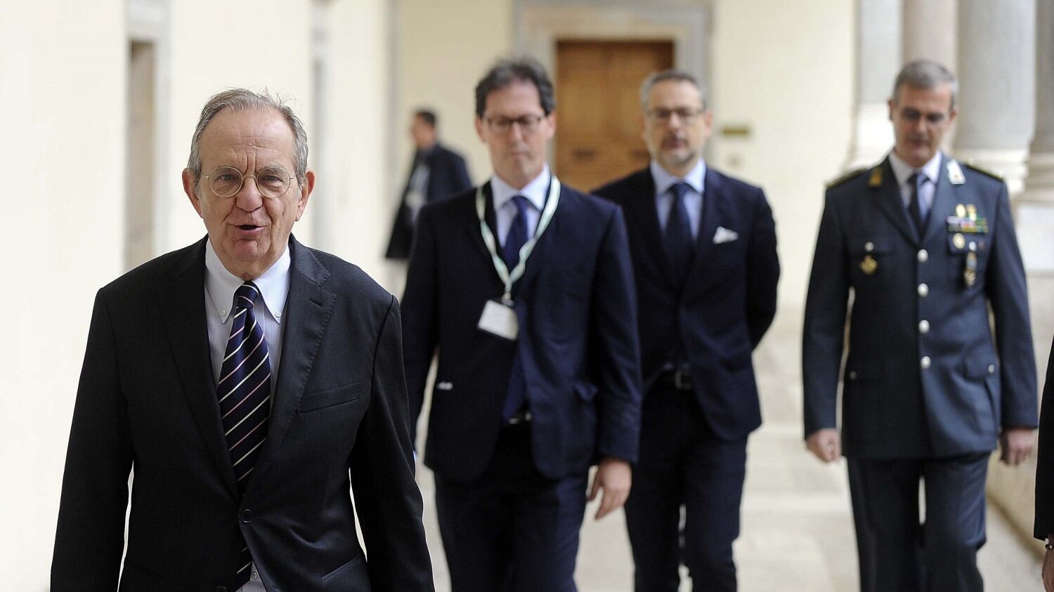 Padoan e Di Maio, rissa sull'Europa