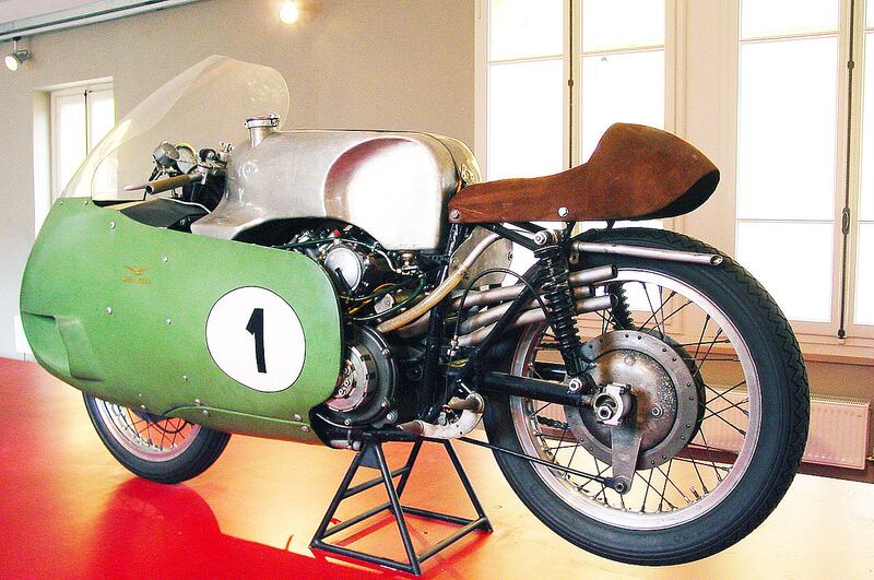 Una Moto Guzzi 8 cilindri, caratterizzata da un'estesa carenatura che ha il fine di ridurre il coefficiente di resistenza aerodinamica, che ha tra gli effetti quello di aumentare la sua velocità massima