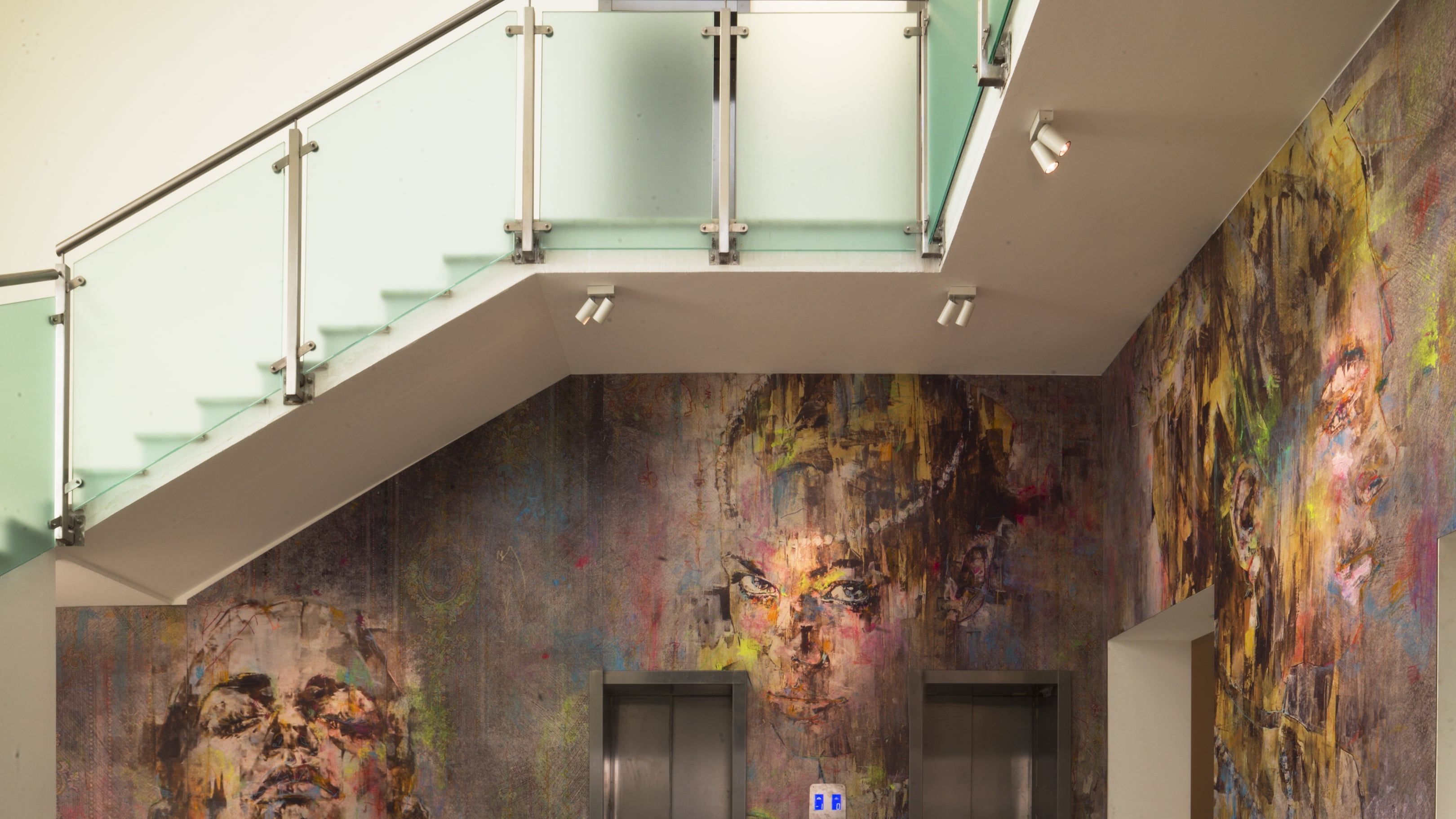 Un Art Building di quadri e sculture