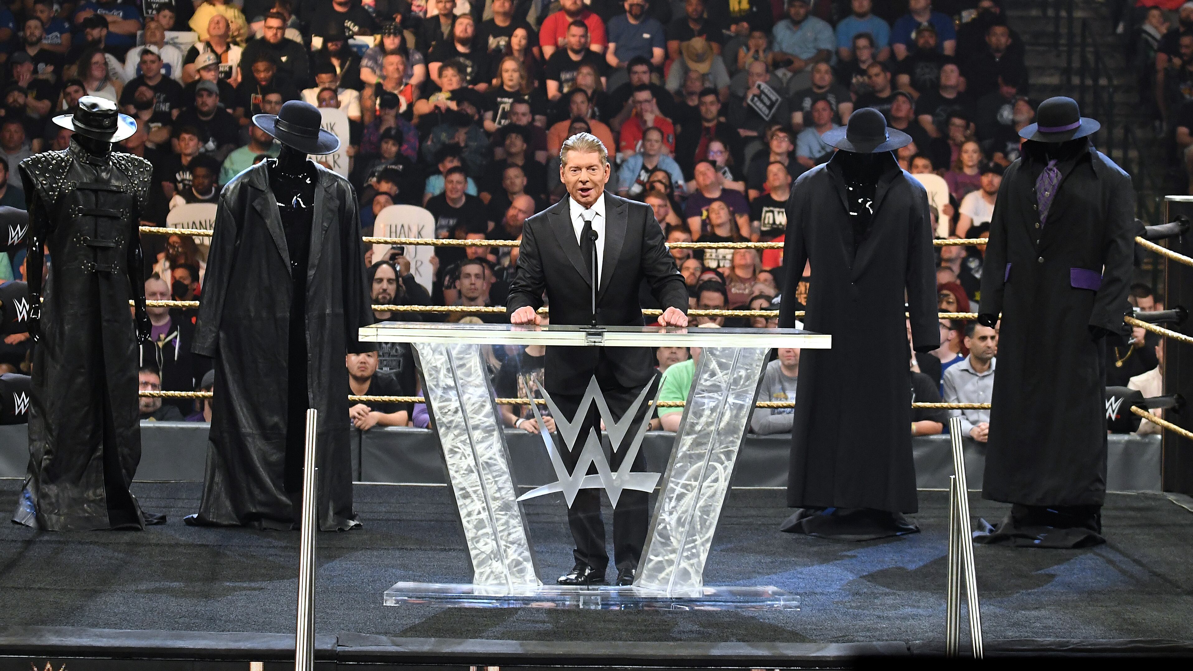 "Le ha defecato in testa". Il "re" del wrestling si dimette: la denuncia choc