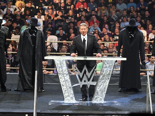 "Le ha defecato in testa". Il "re" del wrestling si dimette: la denuncia choc