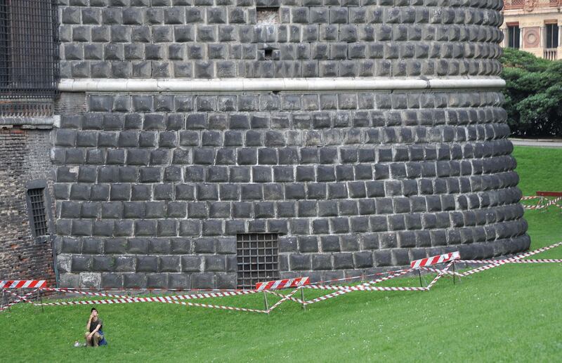 Crollano frammenti della torre: paura al Castello Sforzesco 20