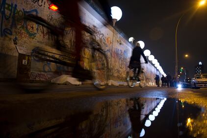 Palloncini luminosi lungo il Muro di Berlino 5
