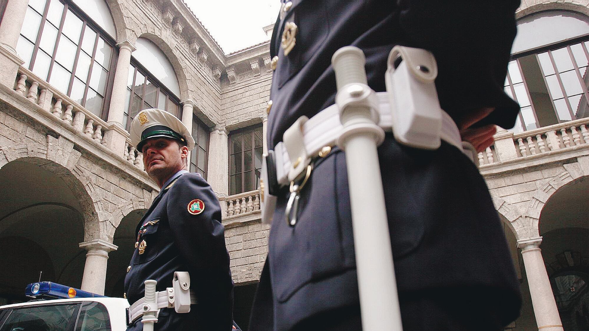 Taglia le gomme ai vigili che fanno le multe: denunciato
