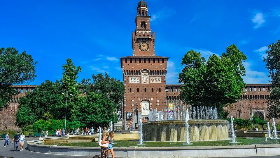 Legale fa pipì in strada, arrestato per atti osceni. E i poliziotti rischiano il falso