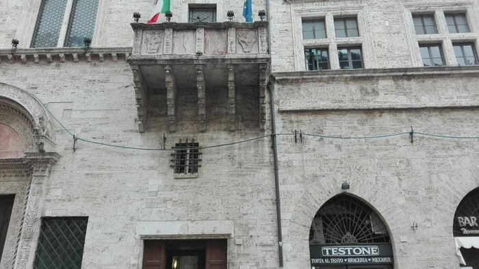 Abbandona anziana disabile per andare al bar: badante straniera condannata