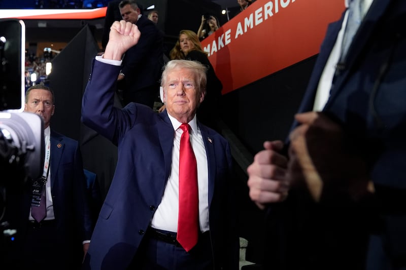 Trump accolto come un re alla convention di Milwaukee. E spuntano le t-shirt "a prova di proiettile" 1