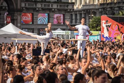 Il "Ballo in Bianco" in piazza Duomo 2