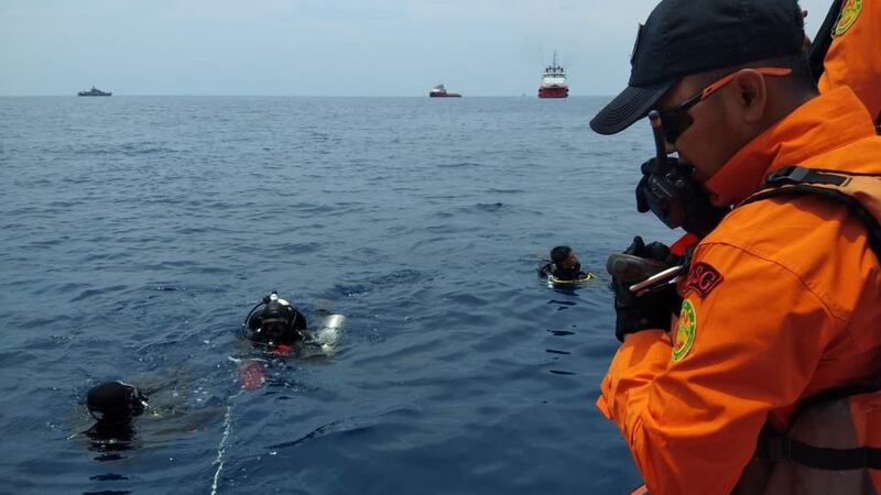 Indonesia, aereo cade in mare: 188 persone sono morte 7