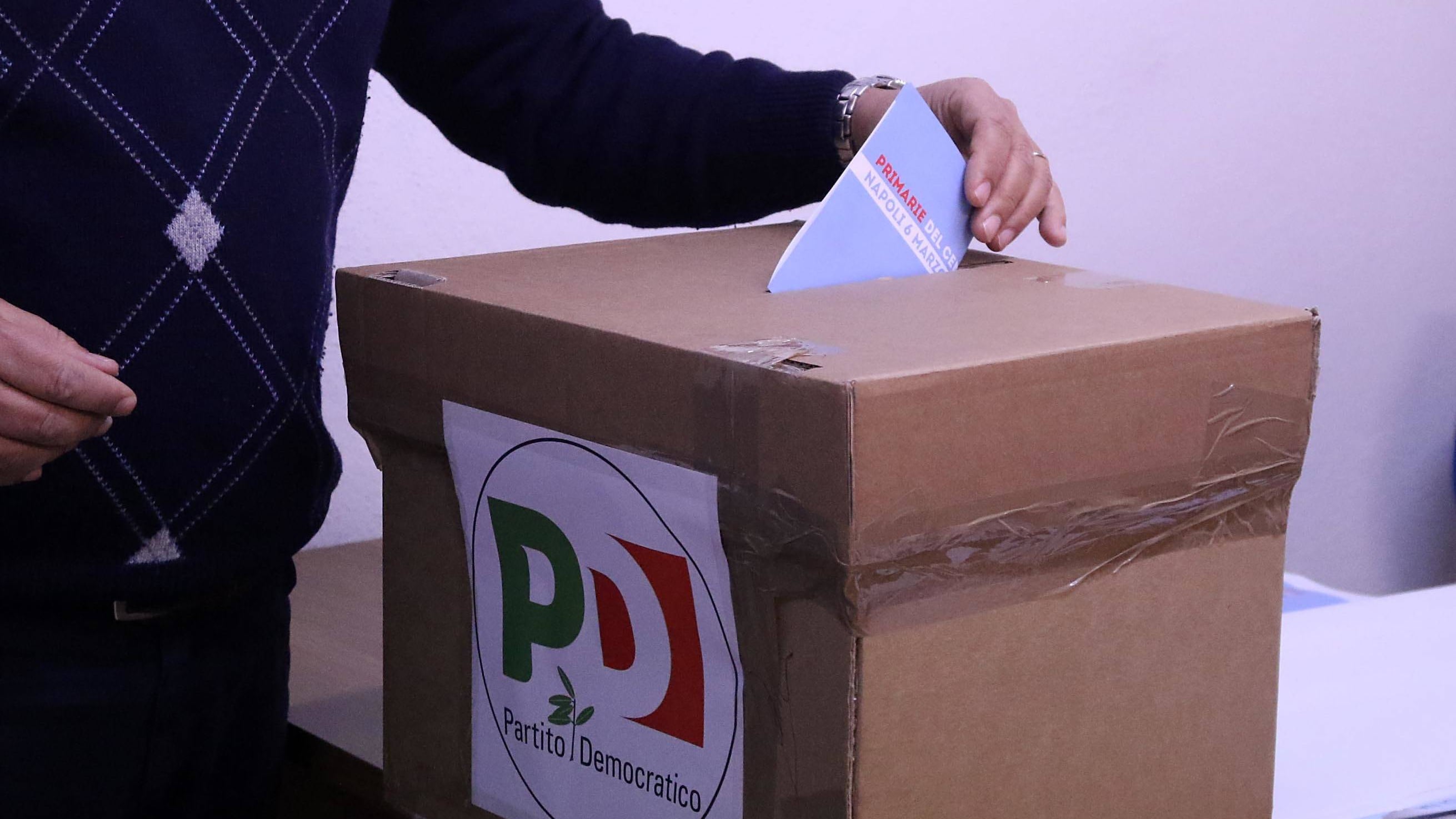 Ora il Pd vuole imporre le primarie a tutti