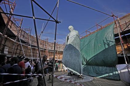 La statua di restaurata di Giovanni Paolo II 2