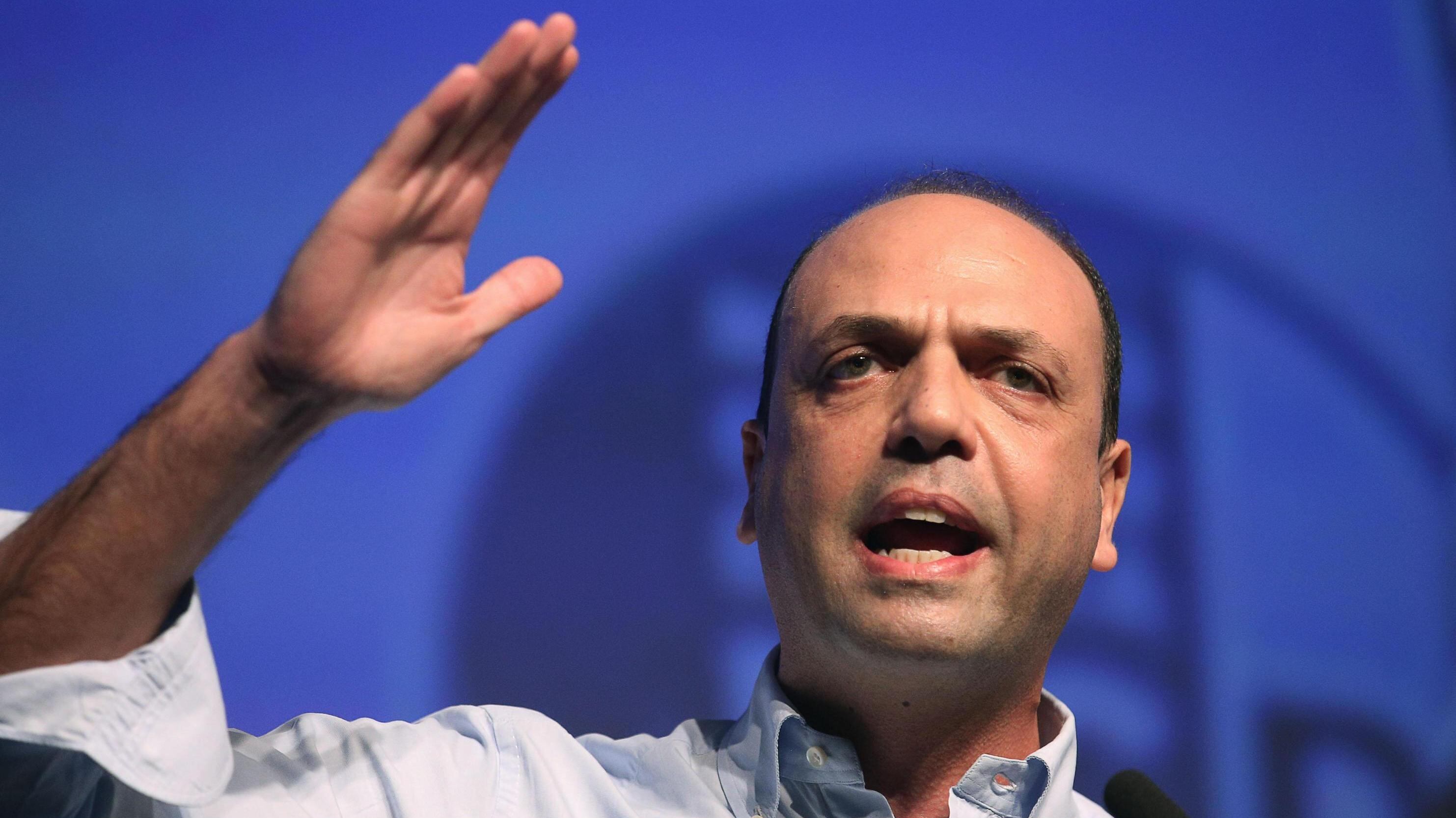 Alfano perde la testa e insulta gli azzurri «Siete inutili idioti»