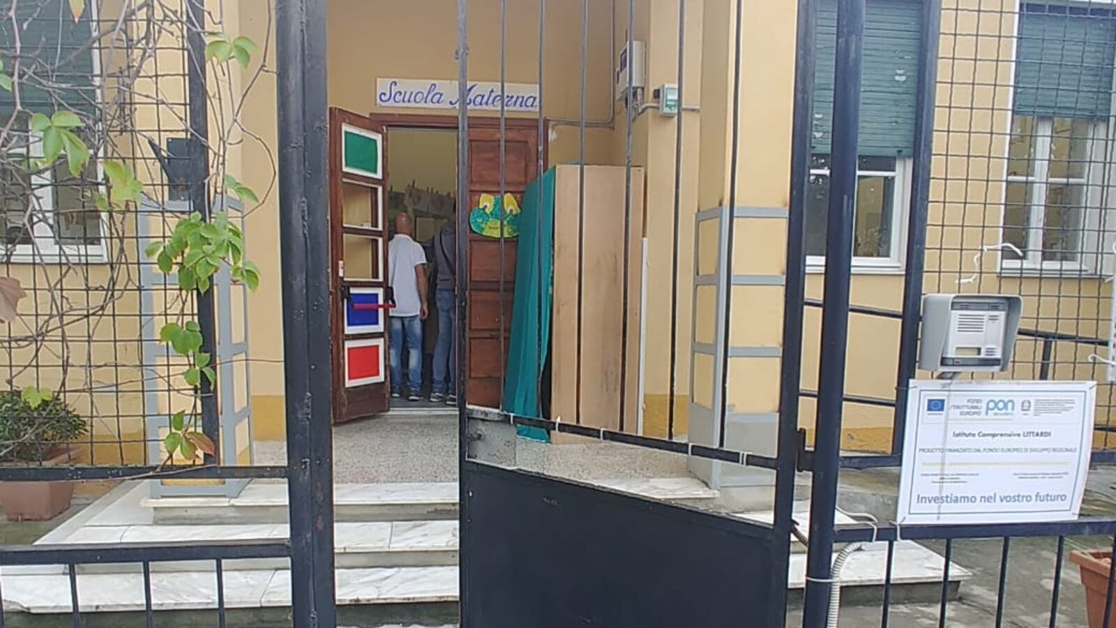 Imperia, scritte sataniche e una svastica nelle aule dell'asilo
