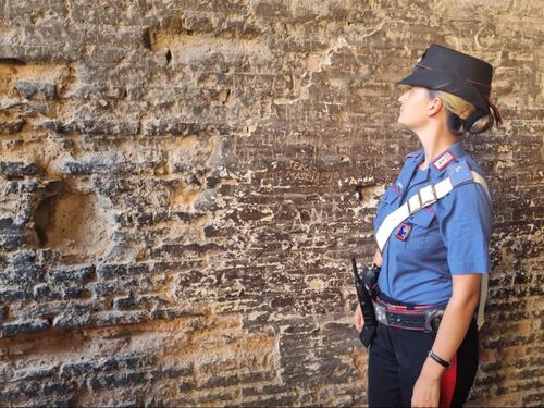 Colosseo martoriato dai turisti: terzo caso di vandalismo in pochi giorni
