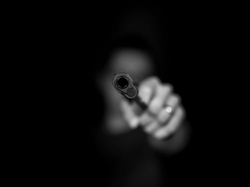 Si spara a 15 anni con l'arma del papà. I bulli a scuola denunciati dalla madre