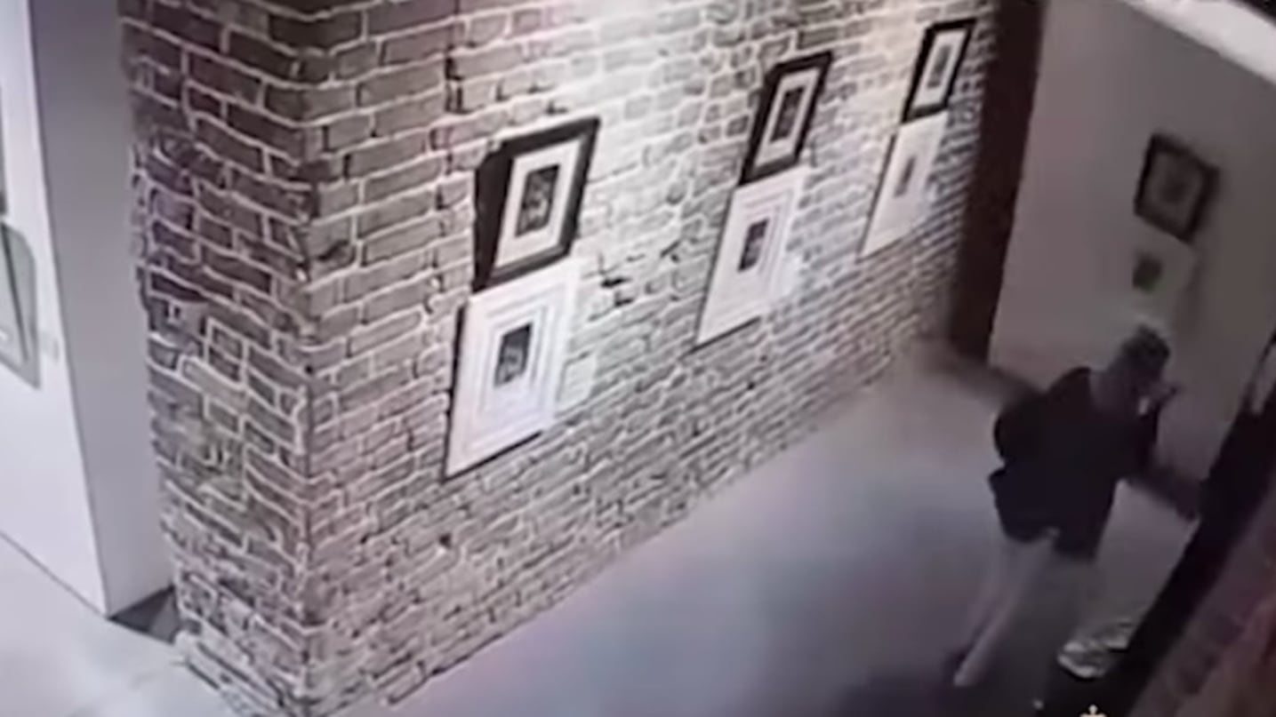 Russia, quadro di Dalì rovinato per un selfie