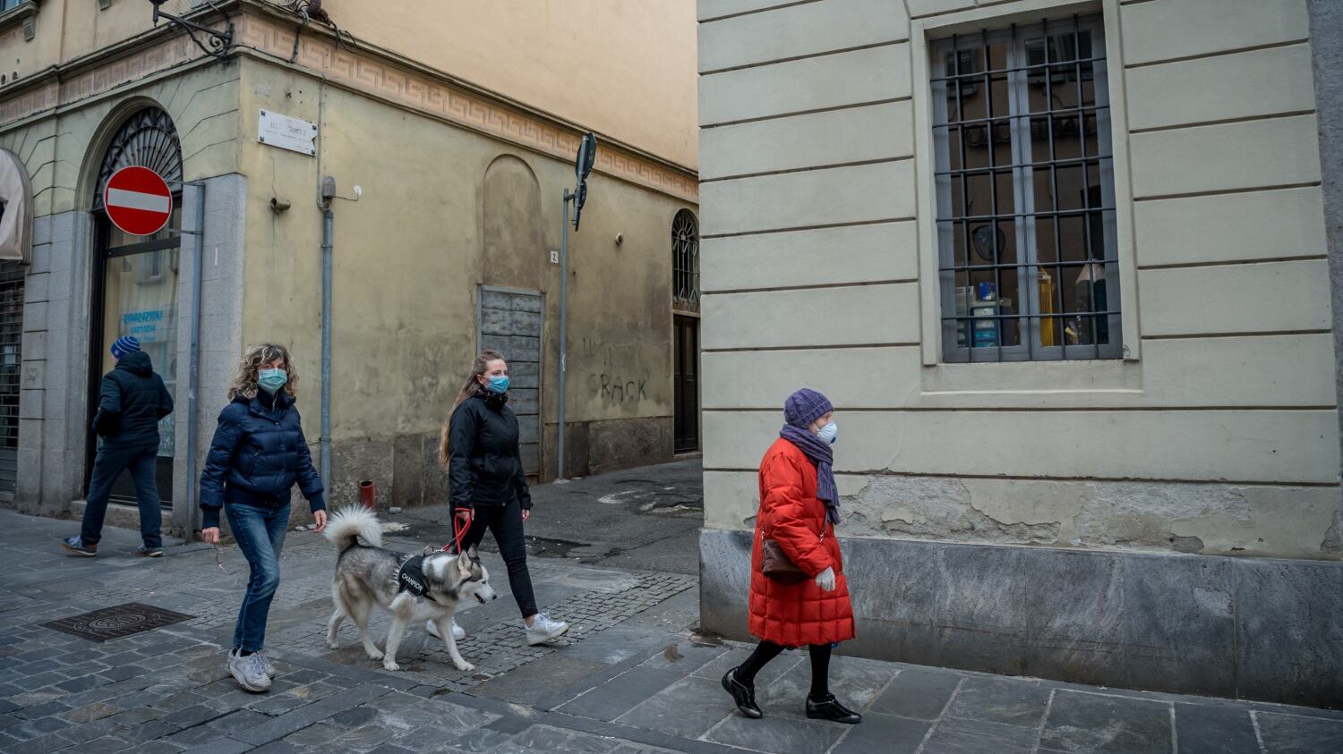 Coronavirus, autocertificazione anche per chi esce a piedi