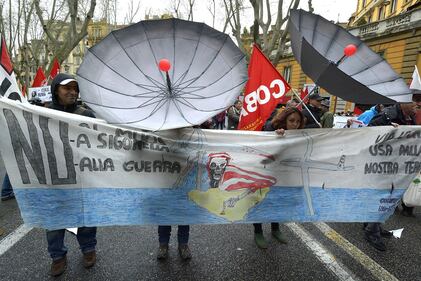 Roma, i Cobas manifestano contro Obama 1