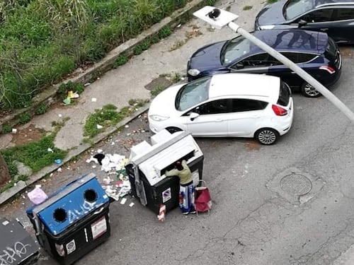 L'emergenza non ferma i rom: escono per rovistare tra i rifiuti