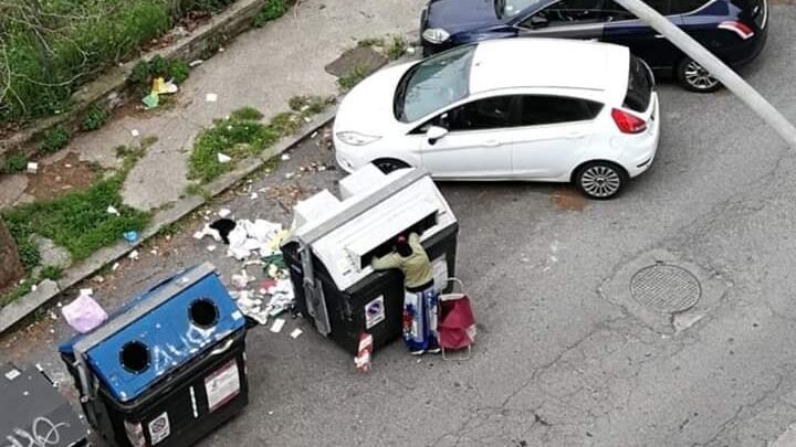 L'emergenza non ferma i rom: escono per rovistare tra i rifiuti
