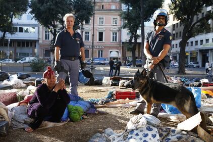 Roma, tensioni durante lo sgombero dei migranti abusivi 19