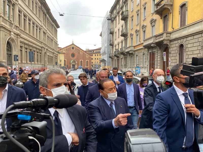 Berlusconi vota a Milano 1