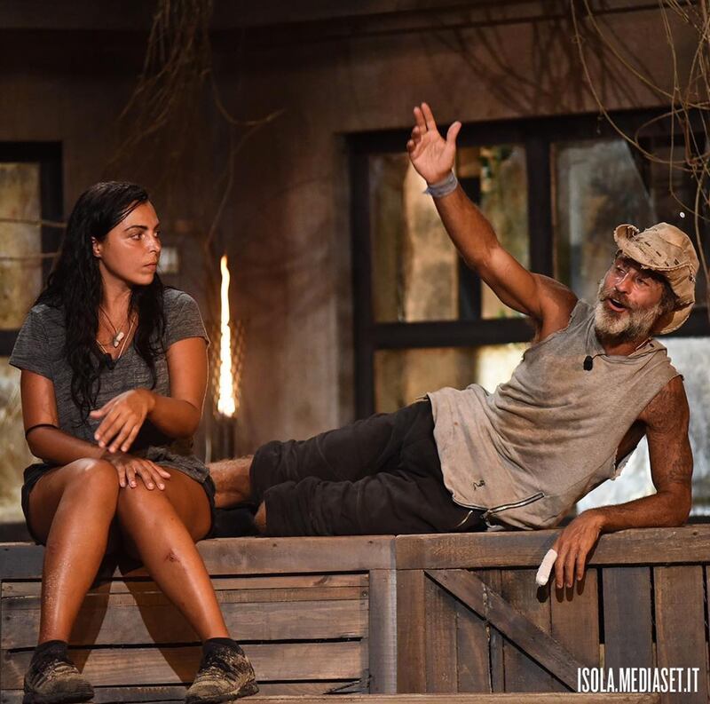 Isola 2017, naufraghi sexy in costume da bagno 38