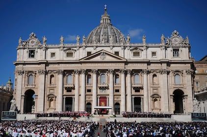Il feretro in piazza San Pietro 11