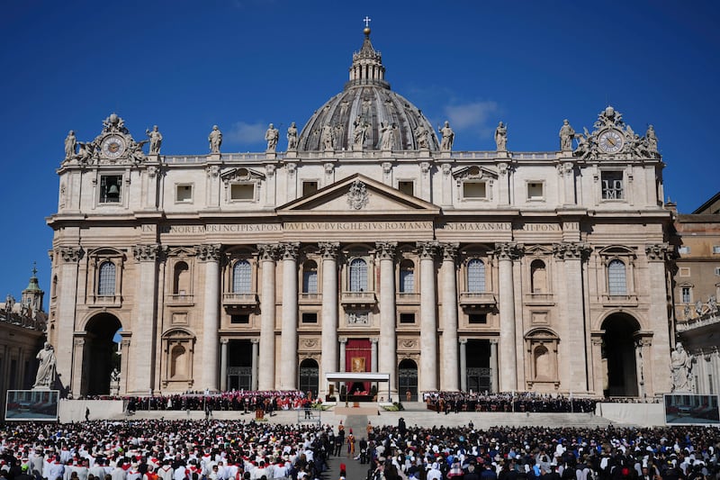 Il feretro in piazza San Pietro 11