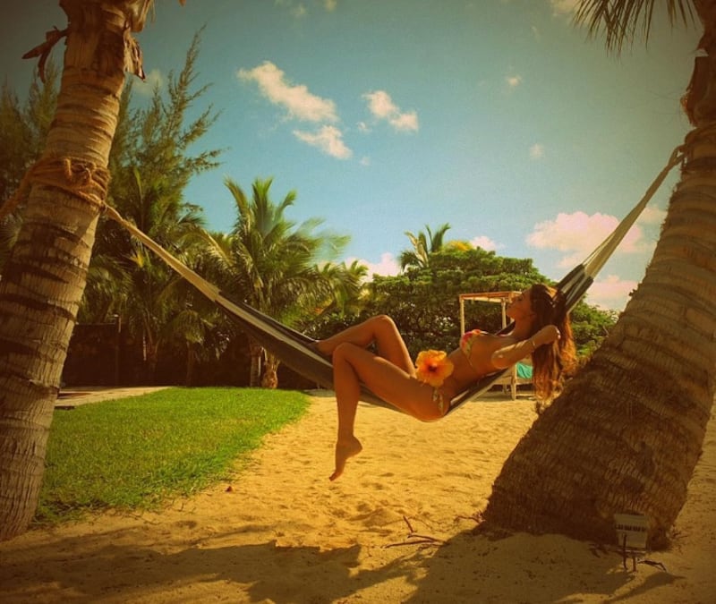 Belen Rodriguez sexy in spiaggia 47
