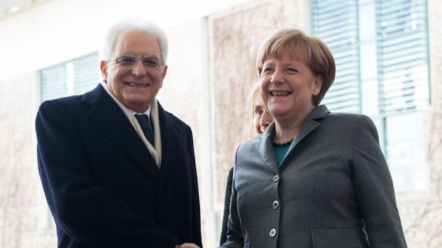 Pure Mattarella bacia la pantofola di Frau Merkel
