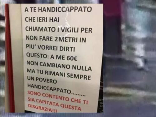 In video l'uomo che ha affisso un cartello contro il disabile