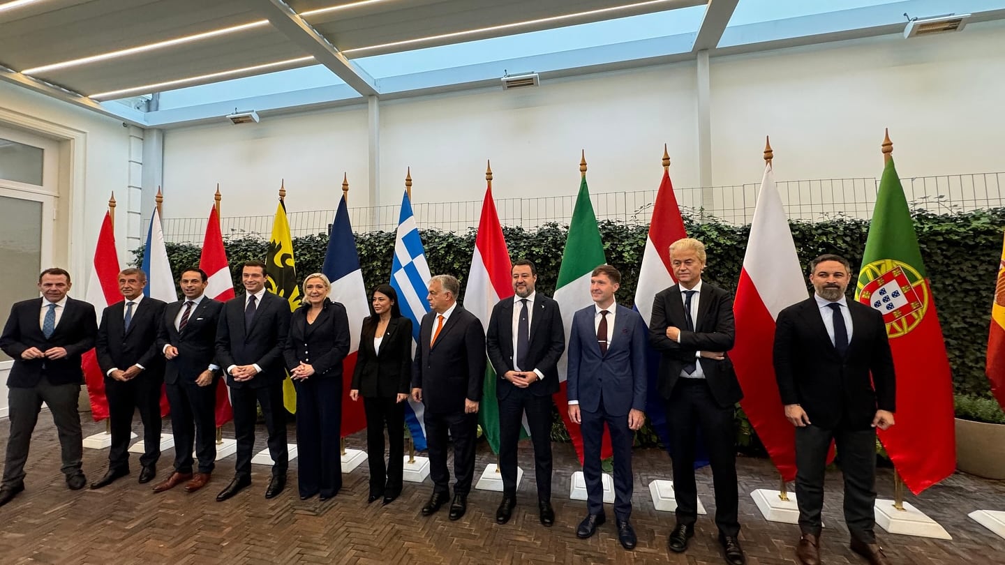 Salvini incassa l'abbraccio degli euro Patrioti prima dell'arringa in Aula per Open Arms