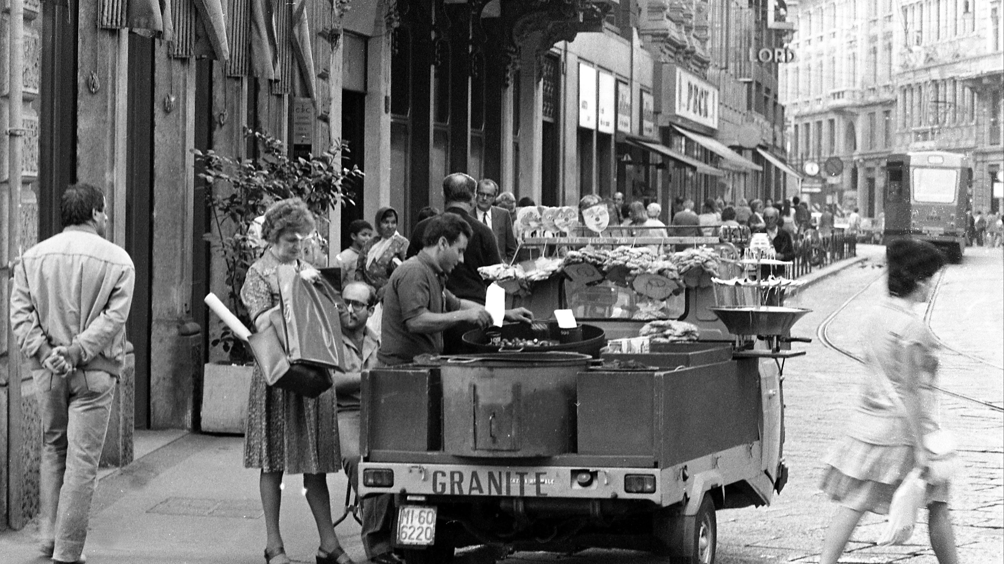 Piazza Duomo, via i caldarrostai: il Comune fa spazio agli abusivi