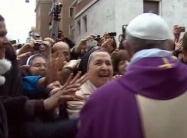 Il Papa saluta i fedeli dopo la messa 3