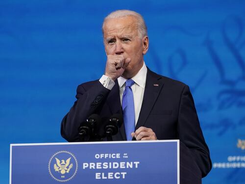 Biden fragile, tosse in pubblico. Fauci: "Vaccino per lui e Harris"