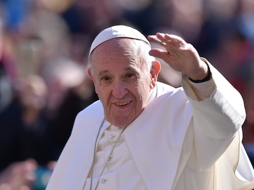 Papa Francesco, i medici sciolgono la prognosi. "Miglioramenti consolidati"