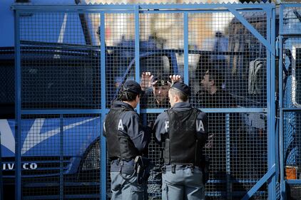 Roma blindata, la polizia usa le gabbie 10