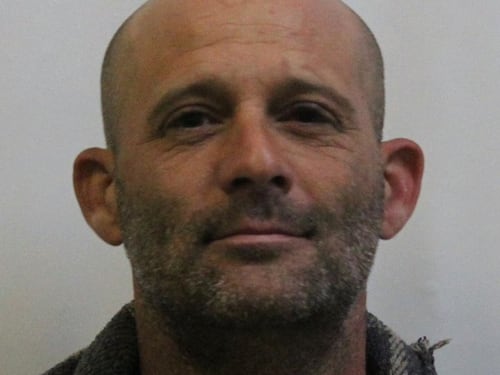 Sbaglia numero e consegna la droga al vicesceriffo