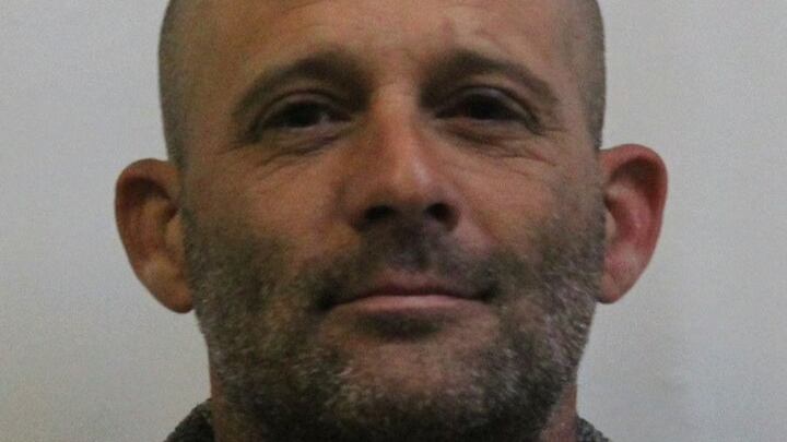 Sbaglia numero e consegna la droga al vicesceriffo