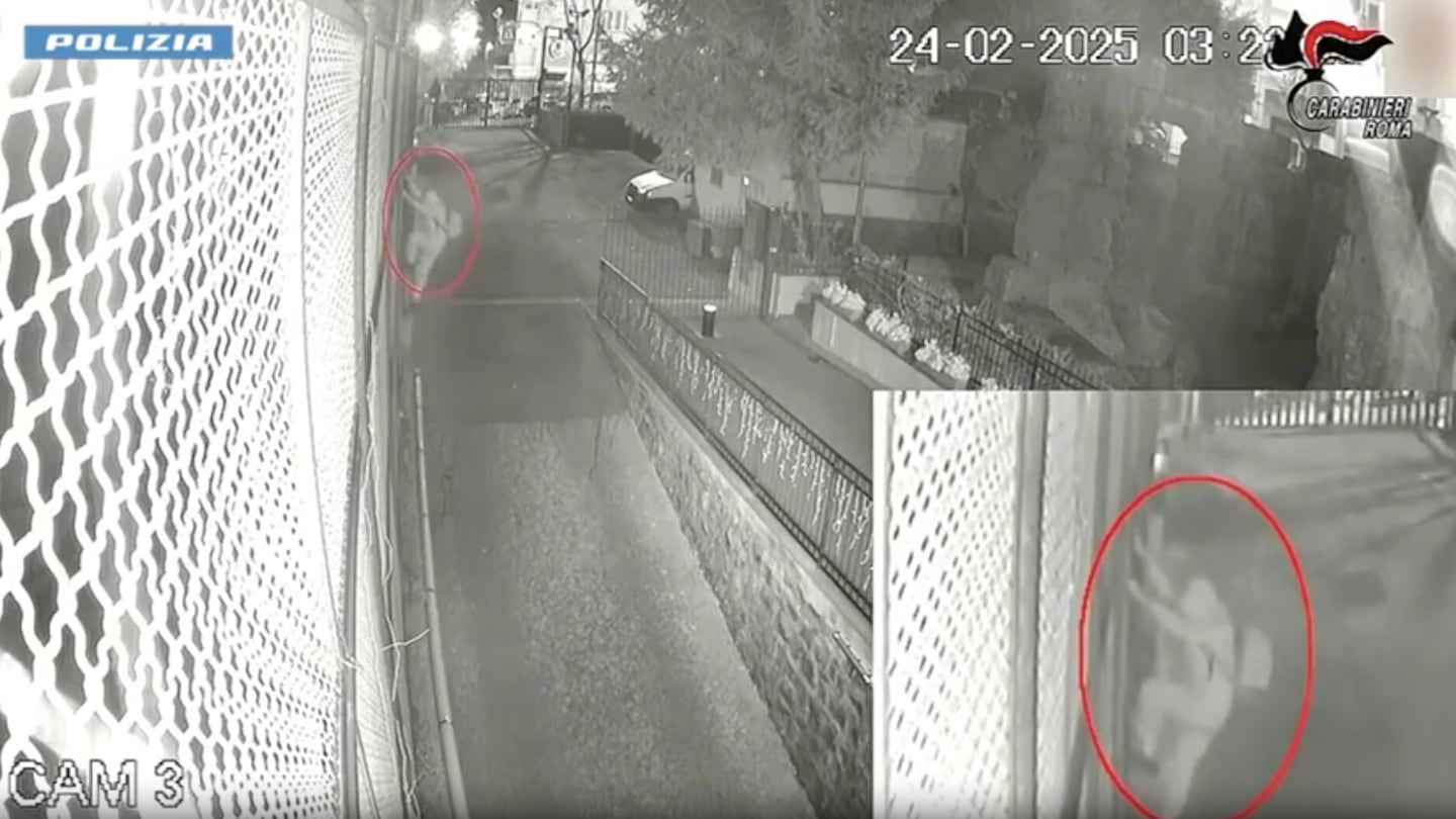 Appicca incendi al commissariato e alla caserma: il video incastra l'egiziano