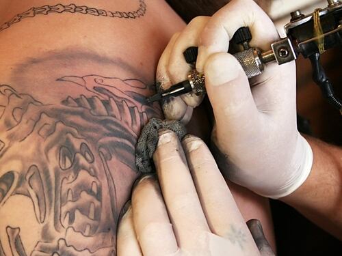 Tatuatori, pizzaioli, estetisti: i mestieri che battono la crisi
