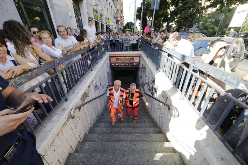 Roma, bimbo cade nel vano ascensore 5