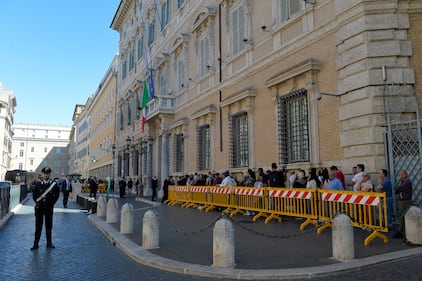 cittadini in fila