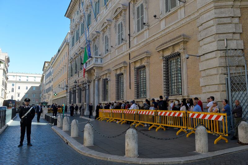 cittadini in fila