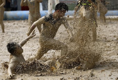Quattro calci al pallone nel fango a Pechino 7