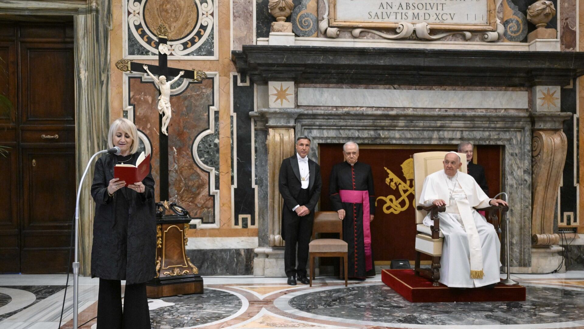 L'intervento di Bergoglio: "Siete i più applauditi perché avete il potere di diffondere serenità"