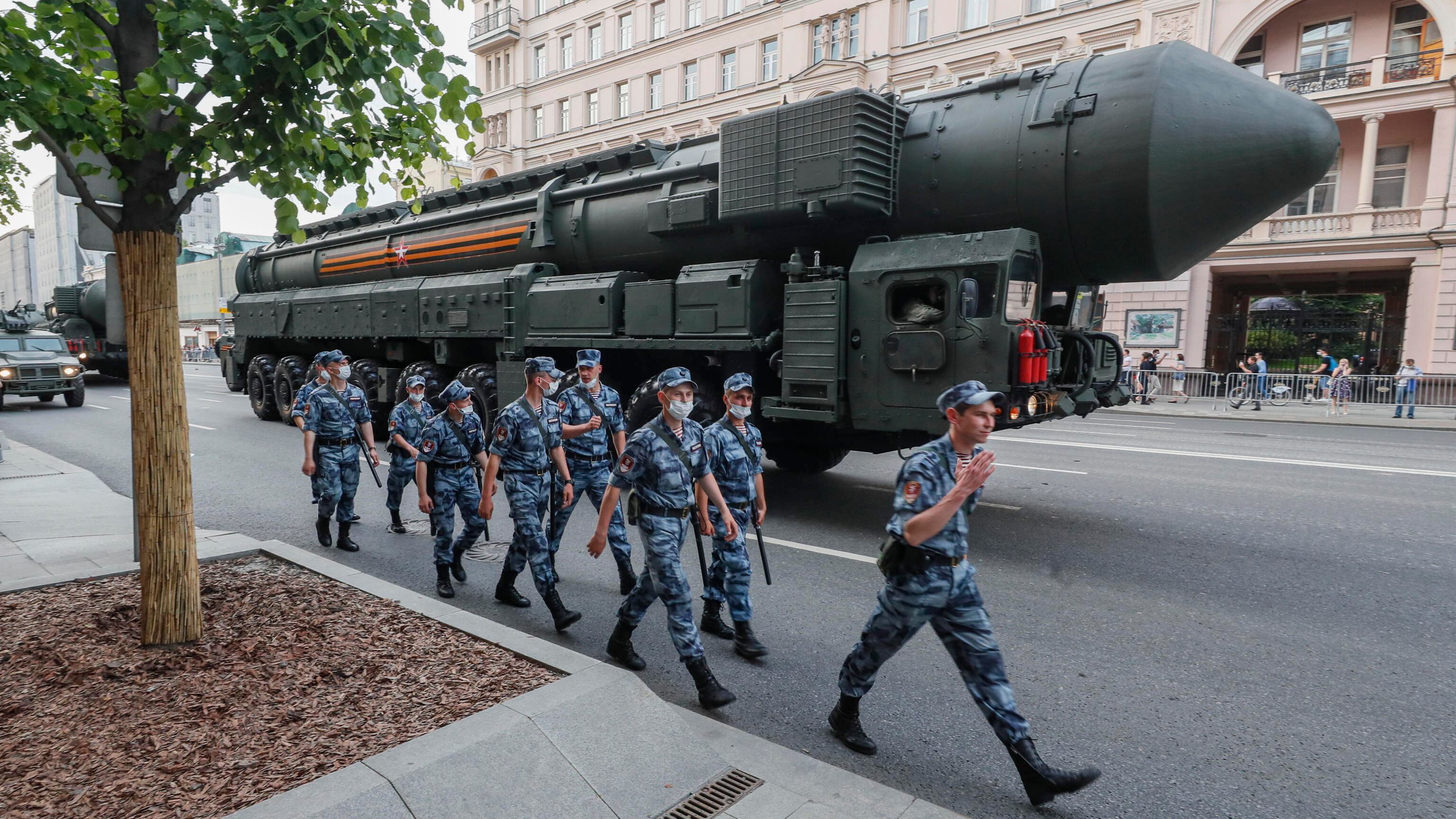 La minaccia di Medvedev: "Pronti a usare il nucleare nelle regioni annesse"