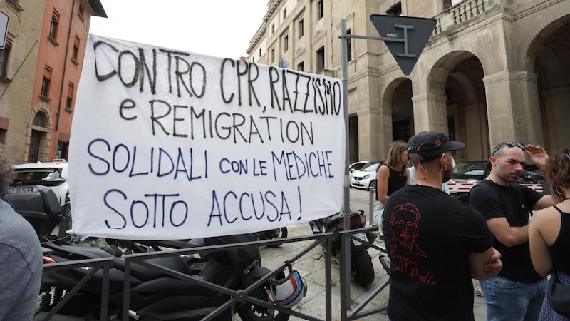 Cocco, il nuovo idolo rosso. La regia di Cucchi e Avs dietro al “dottor invasione”