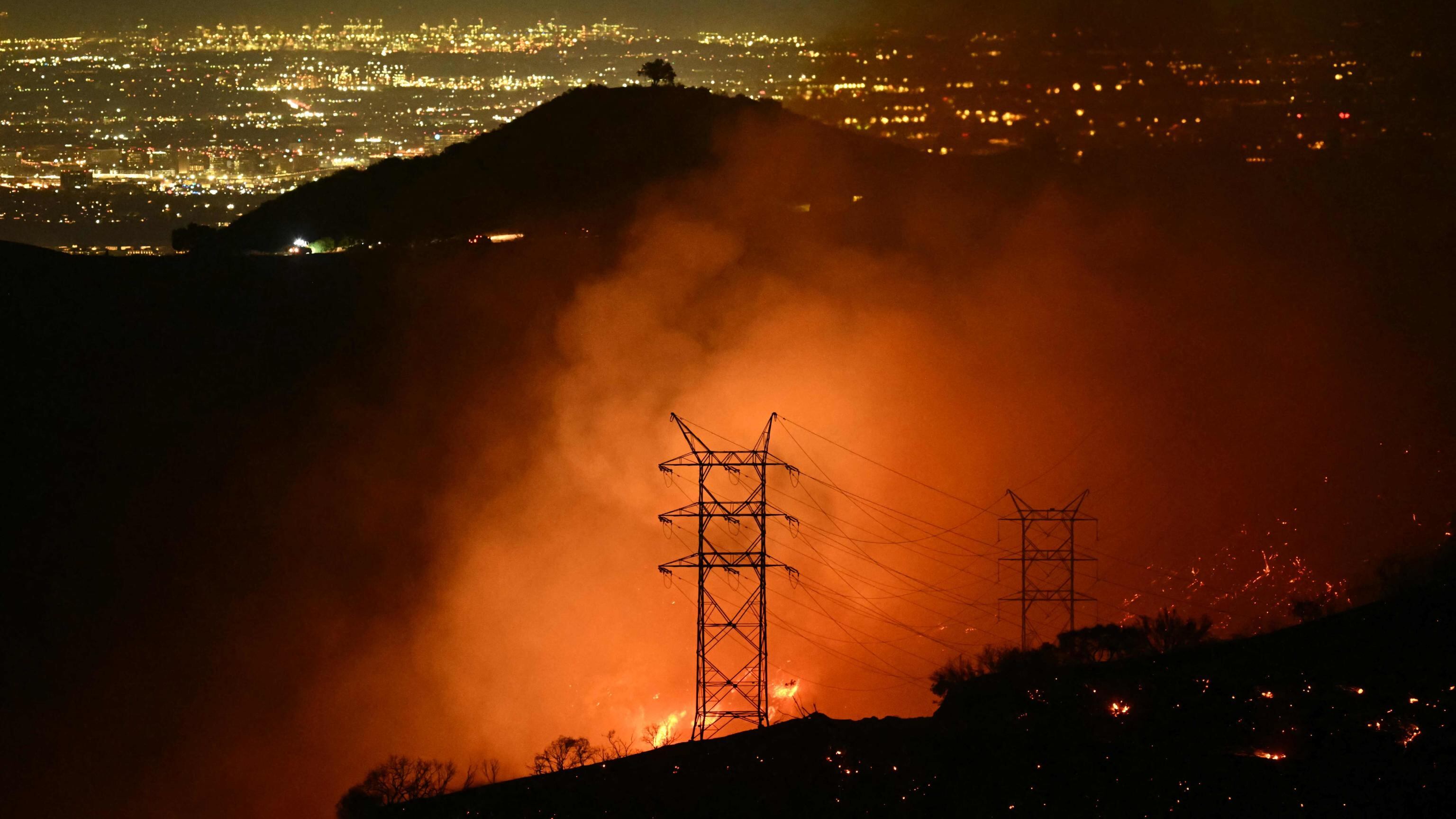 Piromani, guasti elettrici e fiamme riattivate dal vento: così è cominciato l'inferno a Los Angeles